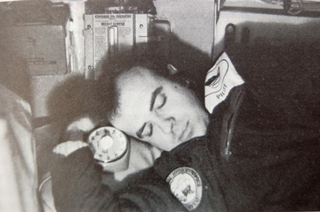 Roger Chapman fotografiado por Mallinson dentro del Pisces III